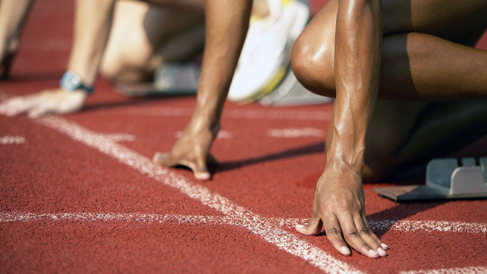 中国选手张伟丽成功卫冕UFC草量级冠军 展现格斗精神与实力