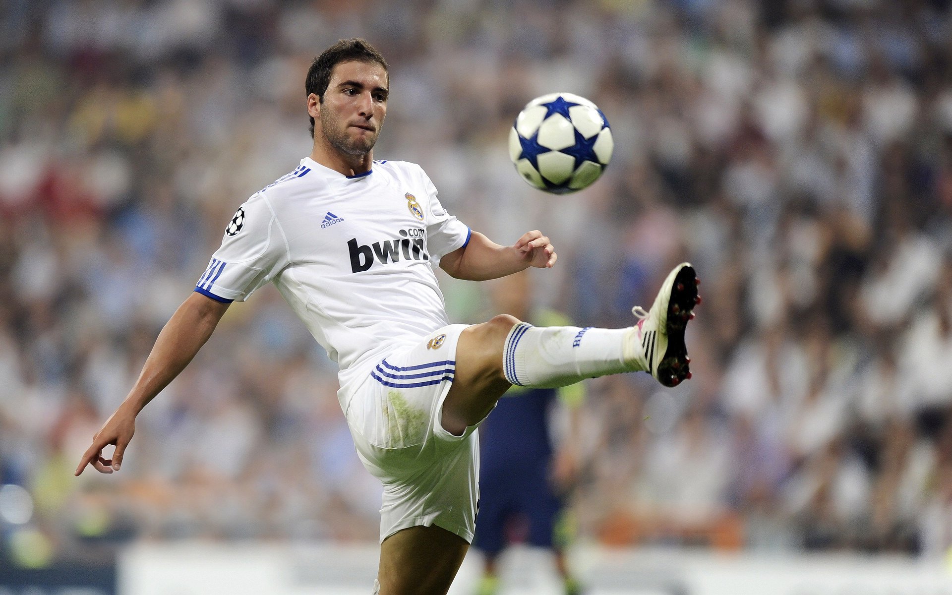 库里狂飙12记三分球,勇士主场大胜湖人